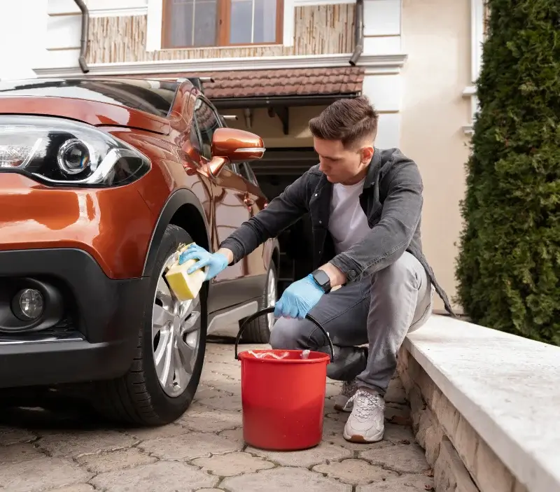 Lavage auto à domicile Montfort-sur-Argens : professionnel intervenant sur un véhicule